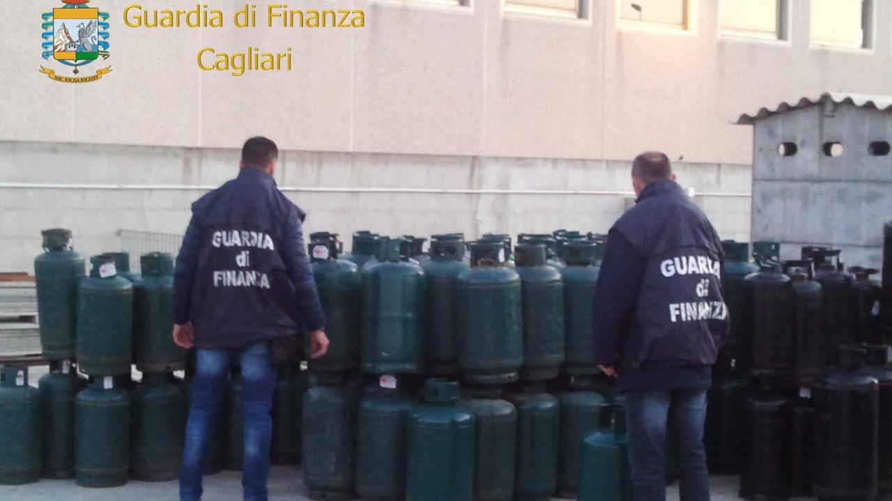 Blitz dei finanzieri: sequestrate decine di bombole di gas in un deposito fuorilegge