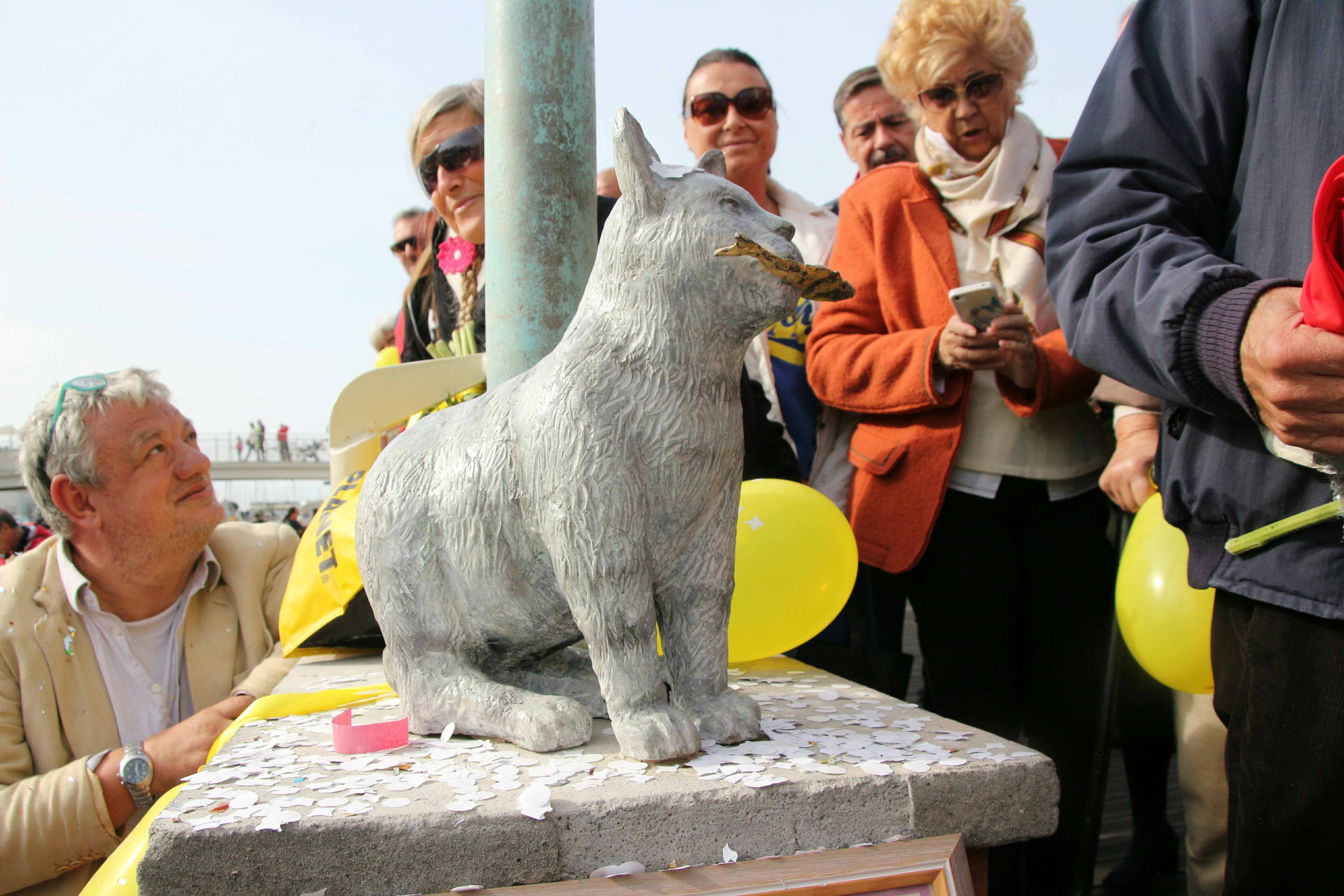 La statua in bronzo che ricorda Ettore