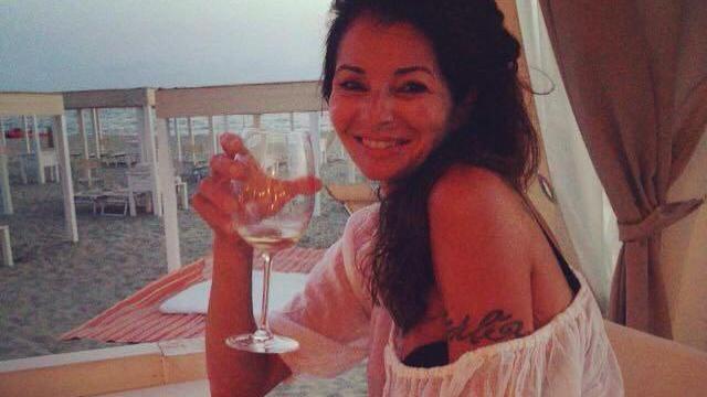 Stroncata da una malattia parrucchiera di 48 anni. La figlia: "Insieme sulla luna"
