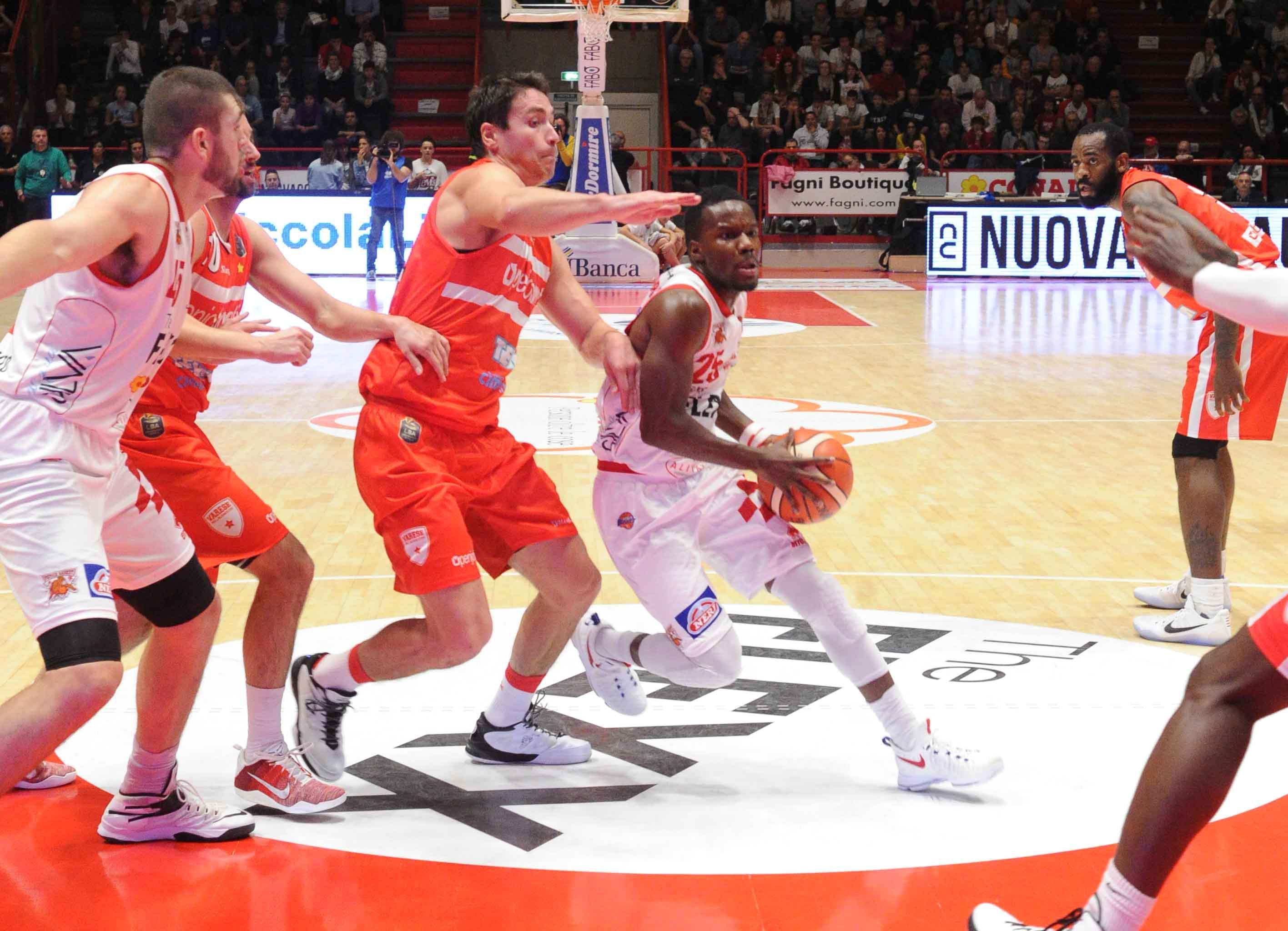 Moore in azione contro l'Openjobmetis Varese nella scorsa stagione (Foto Gori)