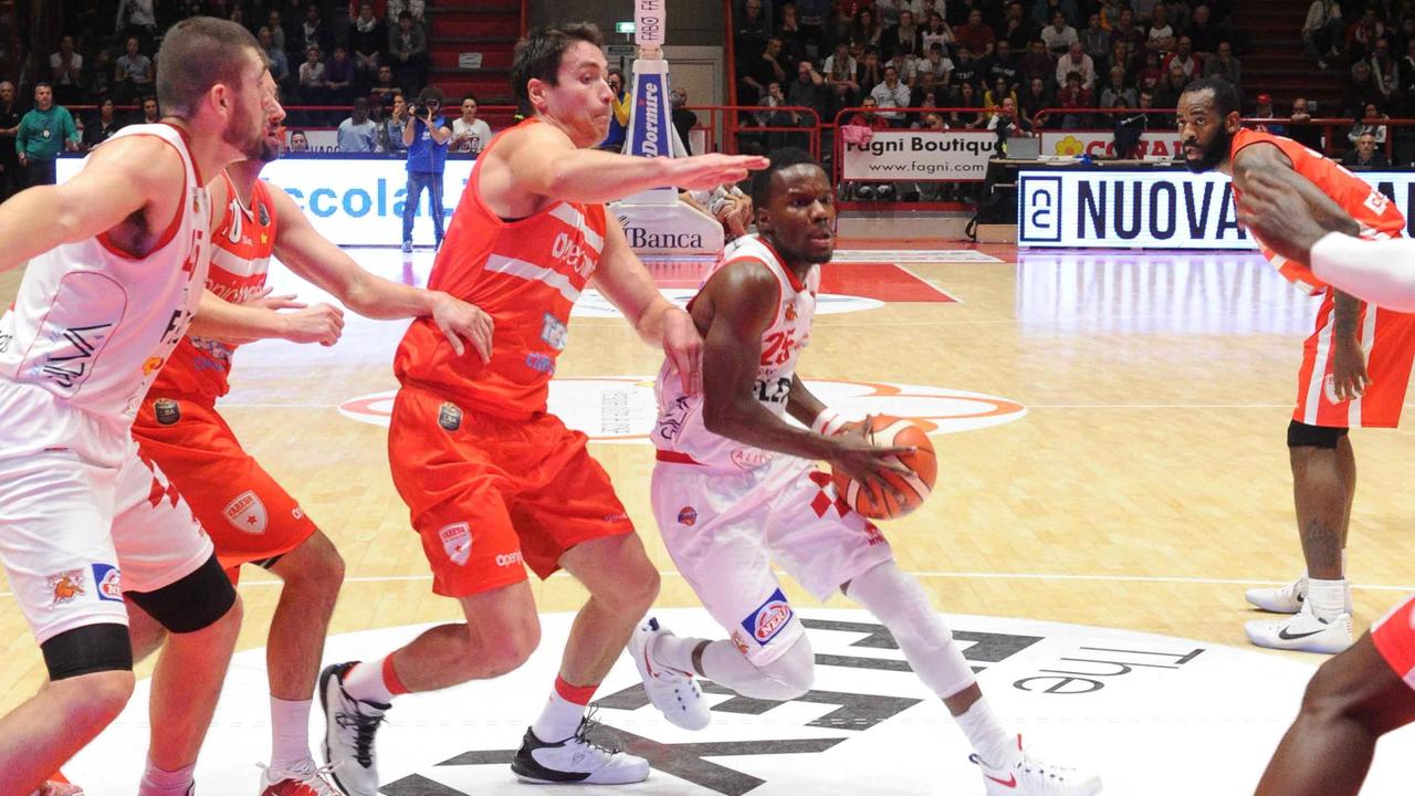 Moore in azione contro l'Openjobmetis Varese nella scorsa stagione (Foto Gori)