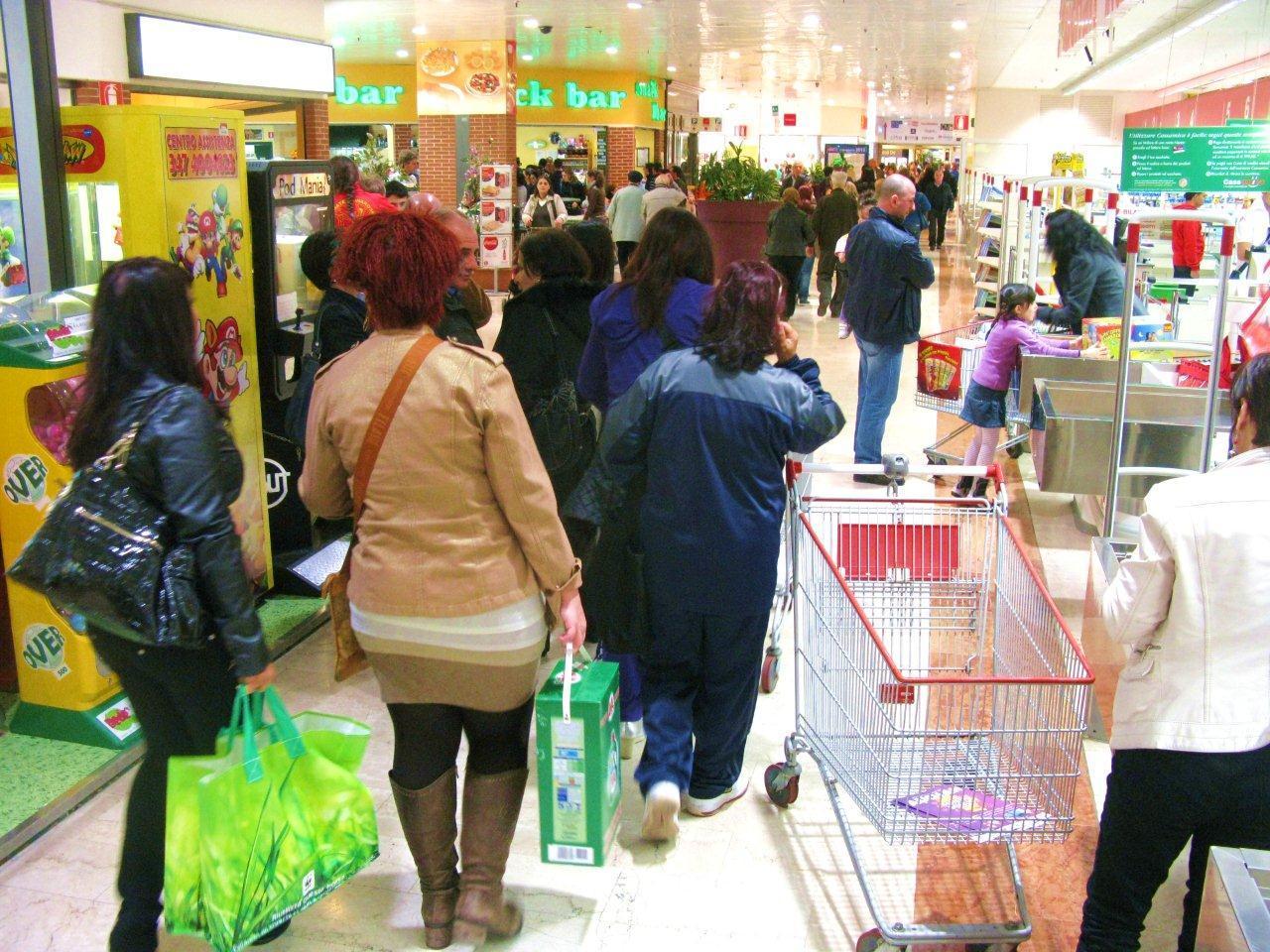 Lavorare la domenica, lo sfogo di Valentina: "Non posso godermi i figli"