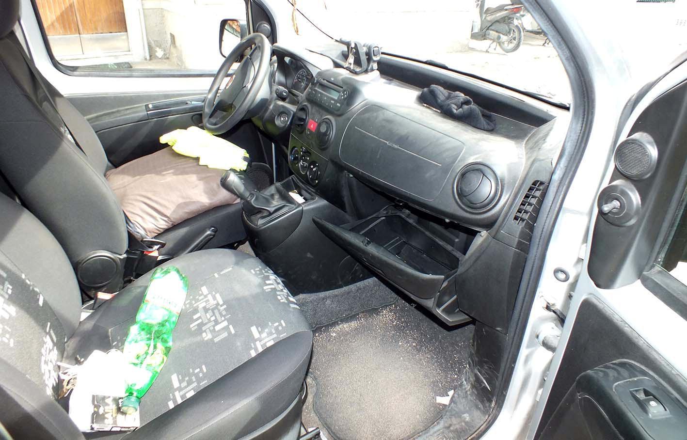 Una delle auto visitate dai ladri
