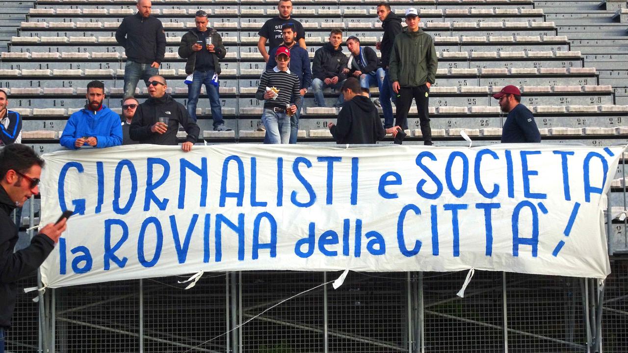 Lo striscione polemico dei tifosi del Prato allo stadio Melani (Foto Gori)