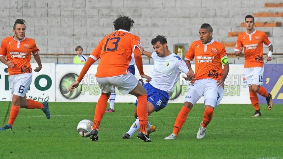 Una fase della partita Pistoiese-Prato (foto Gori)