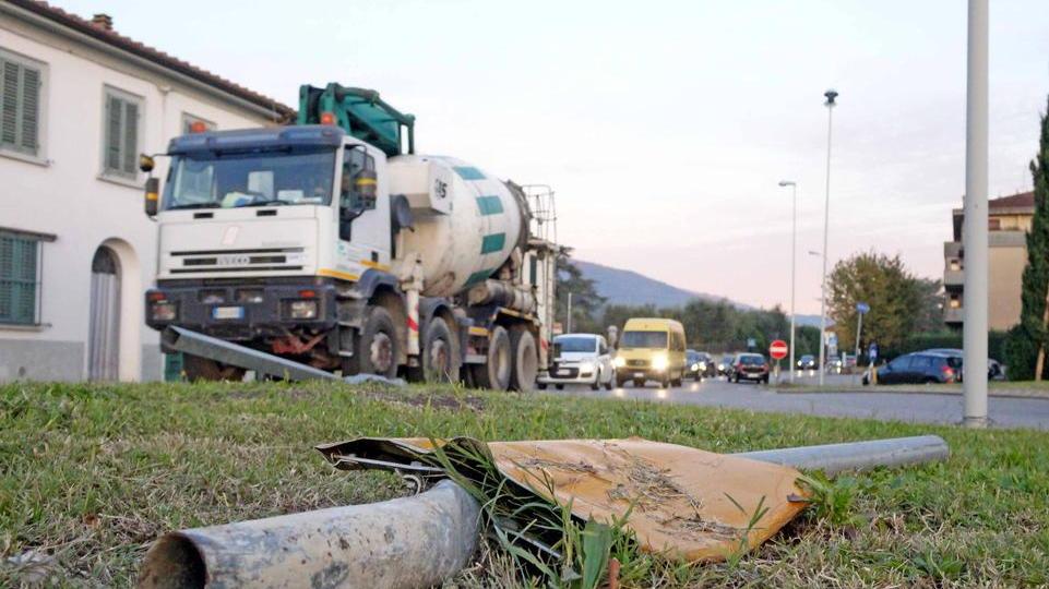 Via alla sperimentazione: stop ai camion in via Sestini (foto Gori)