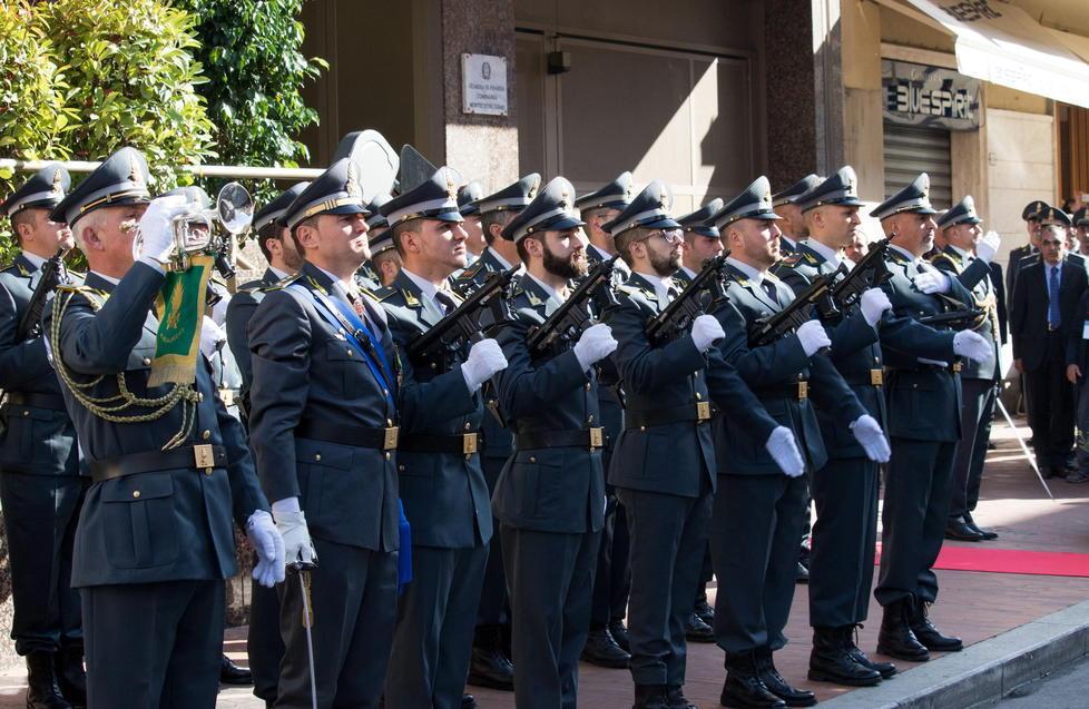 Il picchetto d’onore davanti alla caserma  (Foto Nucci)
