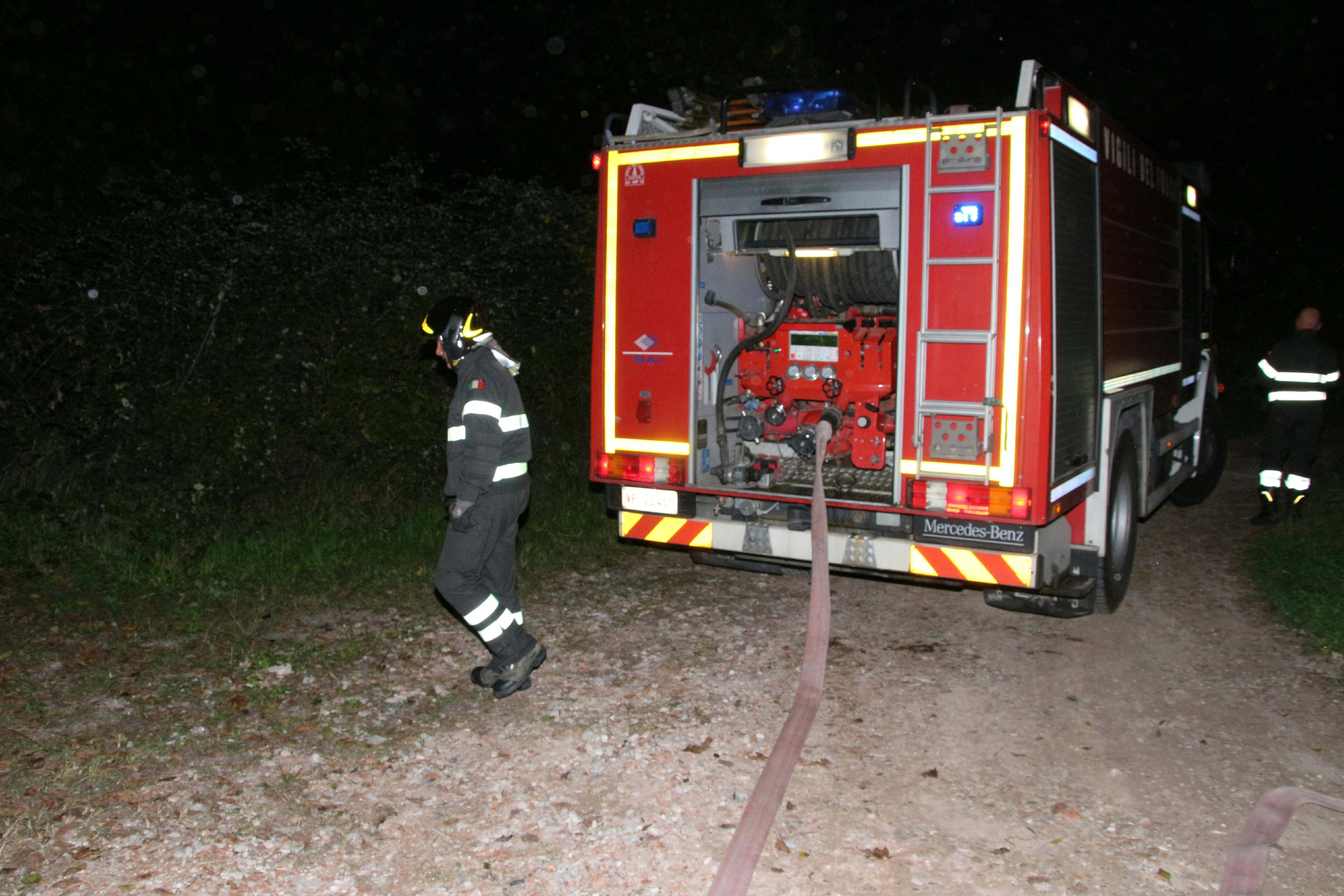 I vigili del fuoco durante le operazioni di spegnimento dell'incendio