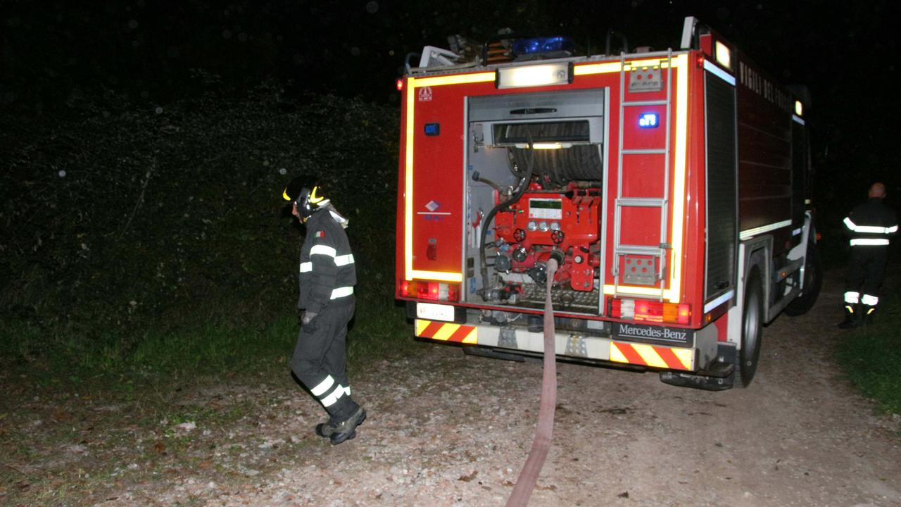 I vigili del fuoco durante le operazioni di spegnimento dell'incendio