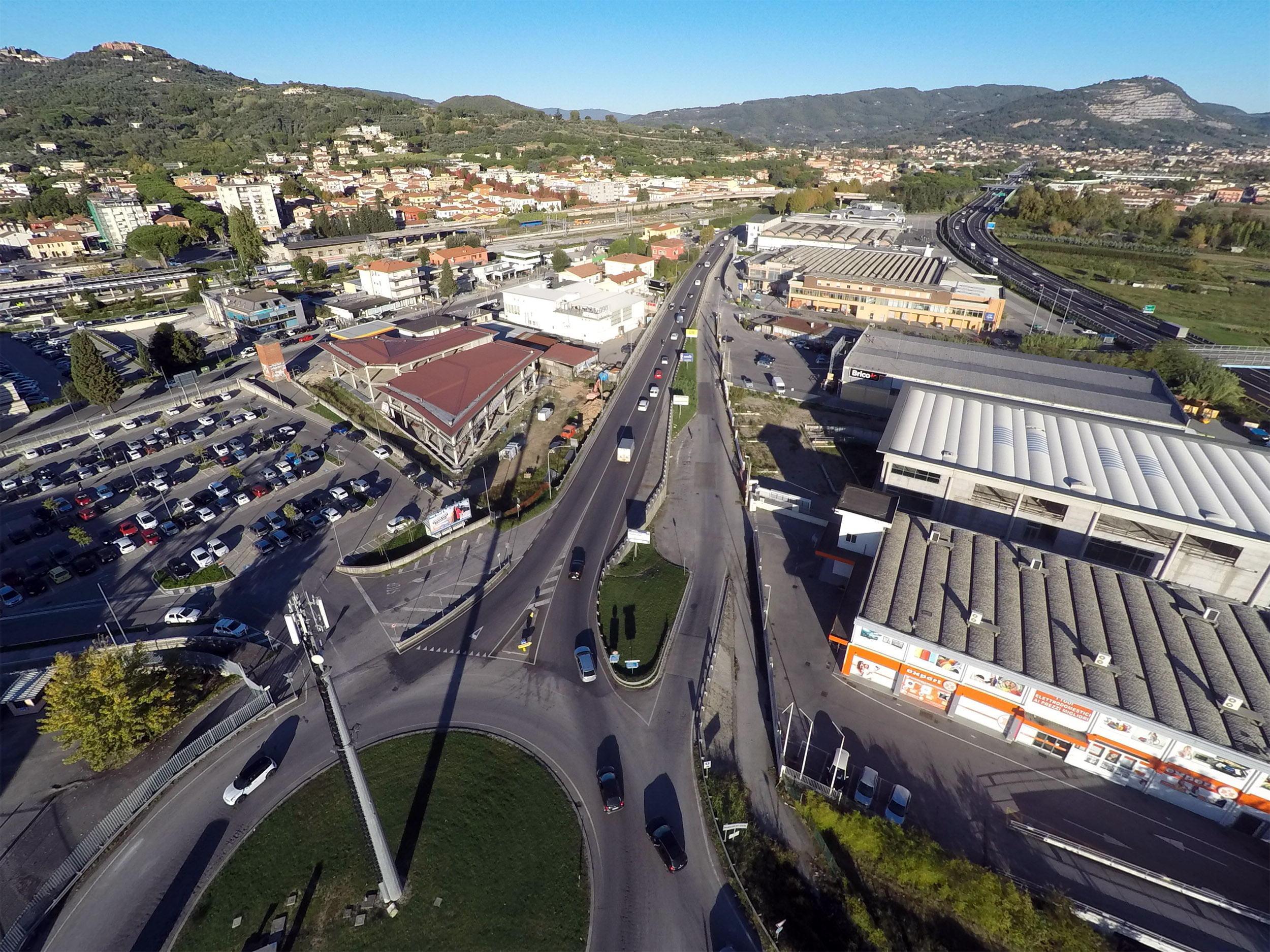 Una veduta dall’alto del tratto tra la rotatoria del PalaTerme e l’autostrada (Foto Nucci)