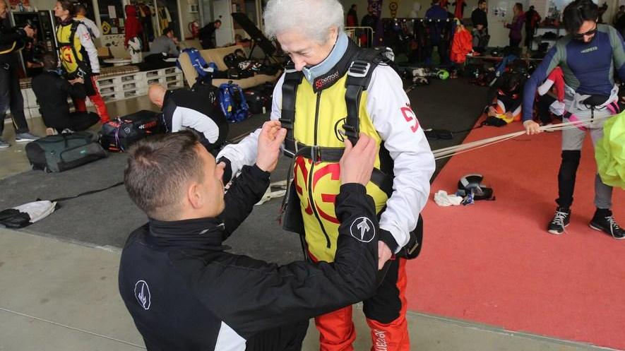 Vanda Debiagi, 83 anni, si prepara al lancio con il paracadute