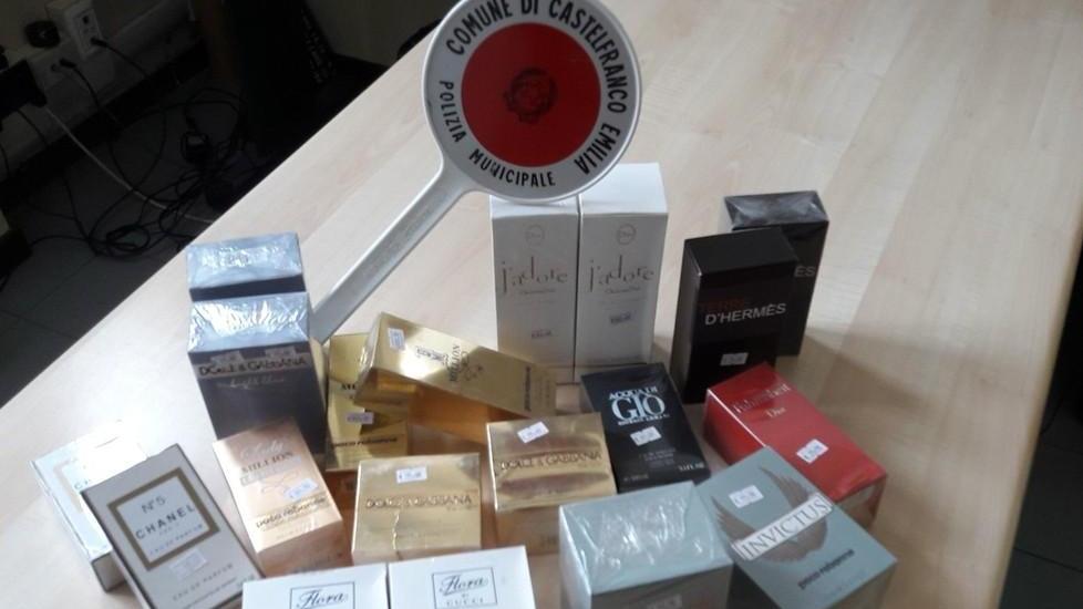 Castelfranco, vende profumi falsi: preso