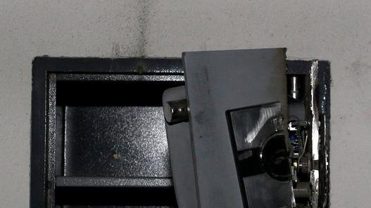 Aprono la cassaforte e rubano i gioielli