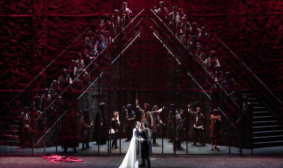 Il Trovatore onirico di Vizioli conquista il pubblico del Valli