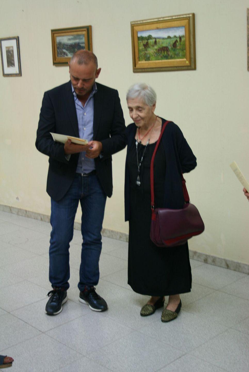 La maestra Lemmi Cozzi dona i quadri del marito