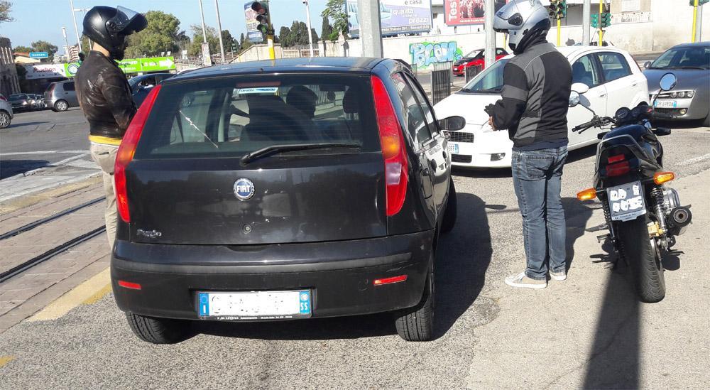 Guidi e telefoni, ti multa il motociclista: a Sassari in azione agenti in borghese