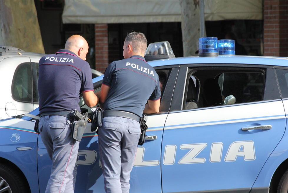 Ruba su una macchina, inseguito e arrestato