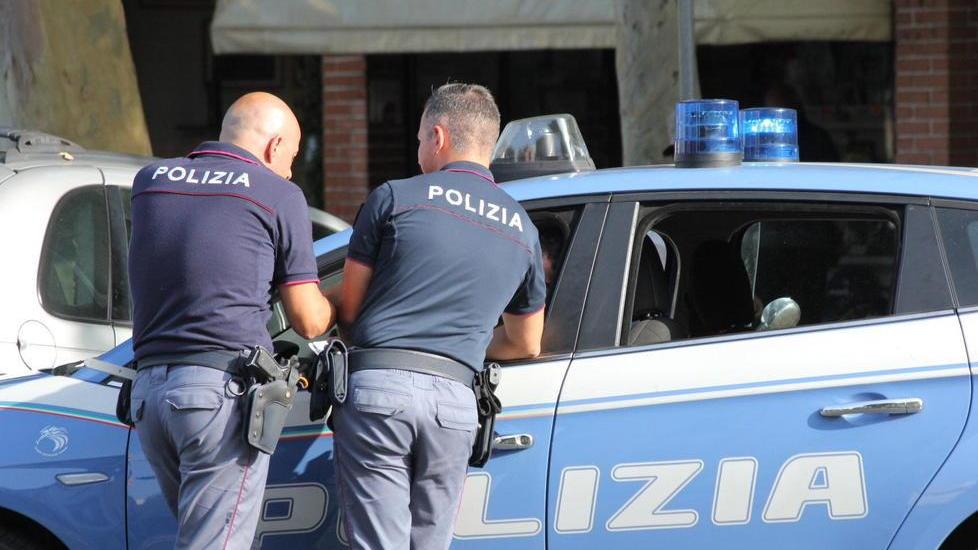 Ruba su una macchina, inseguito e arrestato