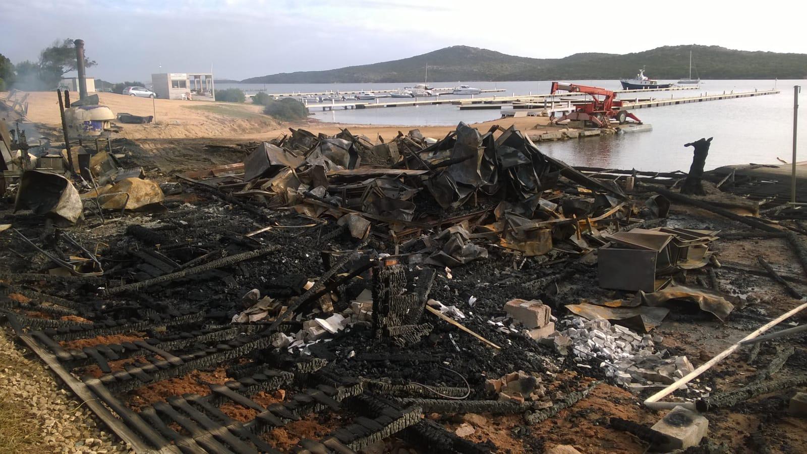 Santa Teresa, pizzeria distrutta dalle fiamme a Porto Pozzo
