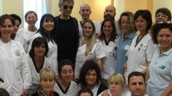 Operatori dell'Hospice e volontari in occasione della visita di Bocelli