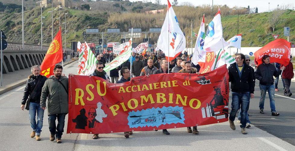 Una delle manifestazioni in difesa delle acciaierie piombinesi (foto Paolo Barlettani)
