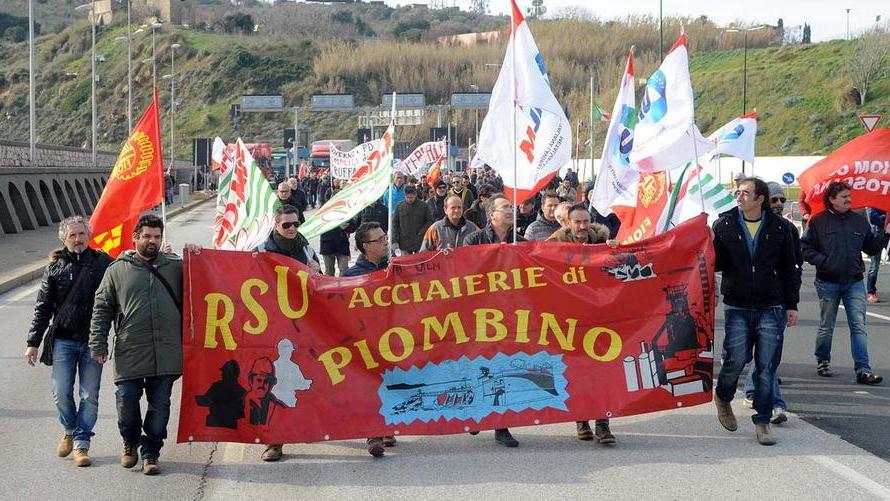Una delle manifestazioni in difesa delle acciaierie piombinesi (foto Paolo Barlettani)