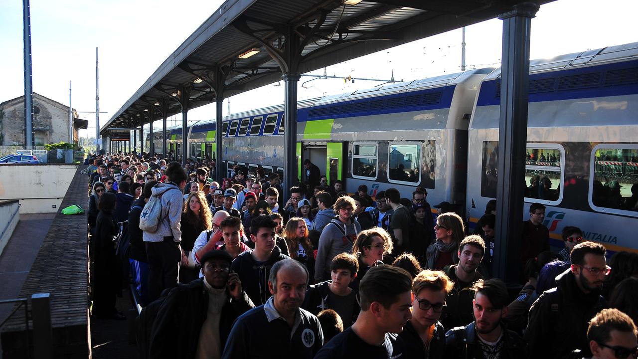 La stazione affollata di viaggiatori per il Lucca Comics