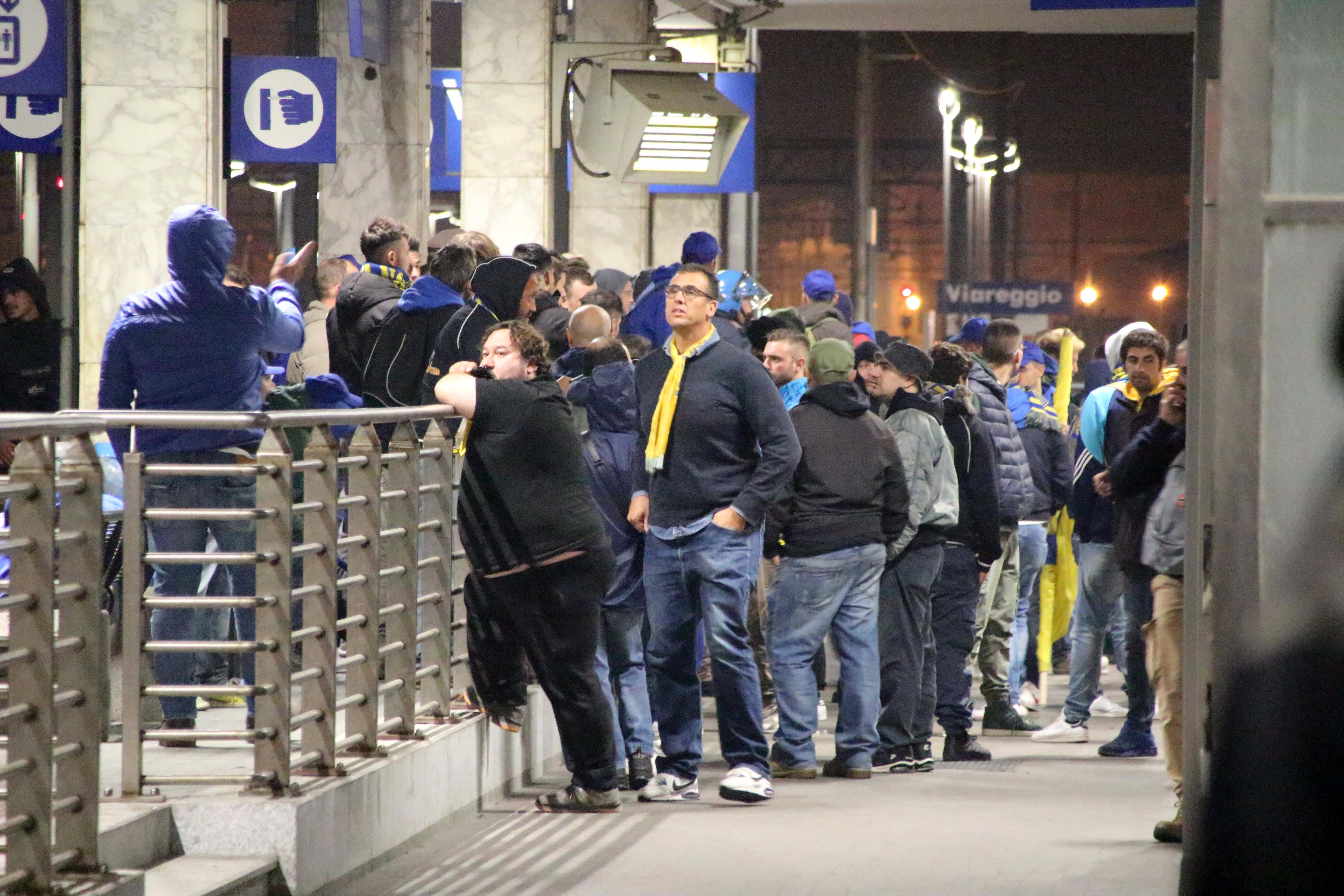 I tifosi della Carrarese alla stazione di Viareggio 