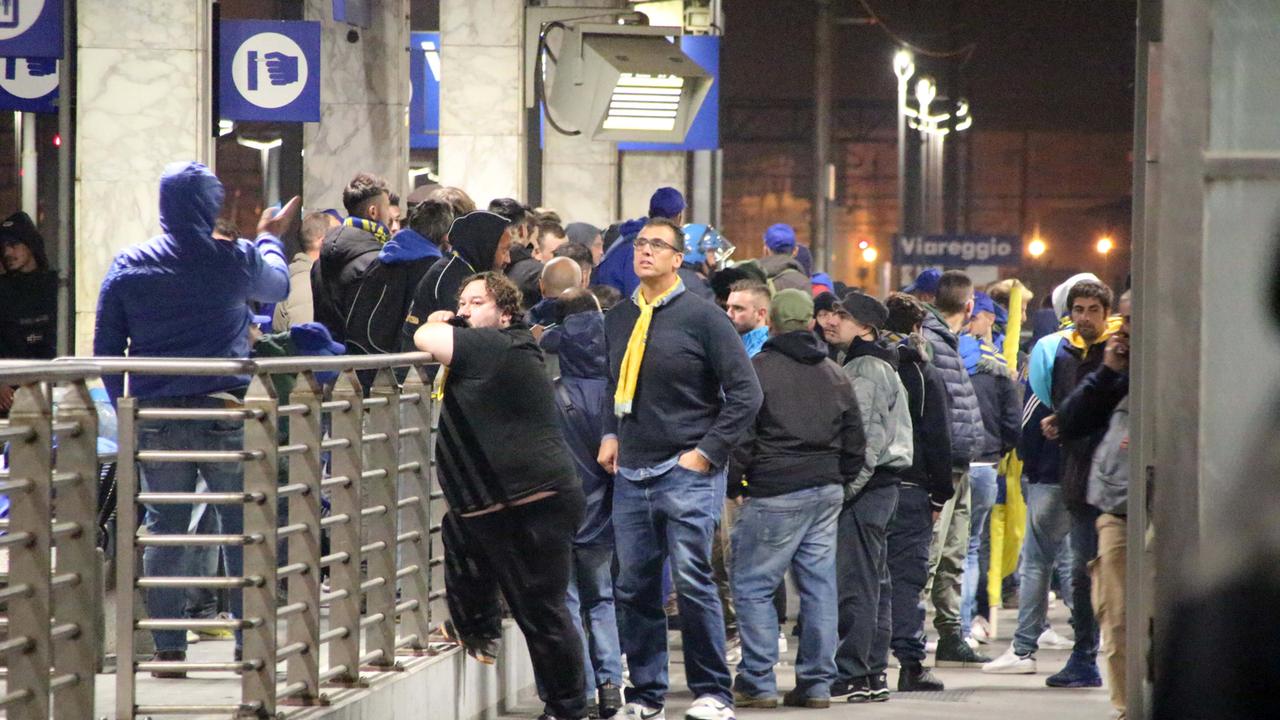 I tifosi della Carrarese alla stazione di Viareggio