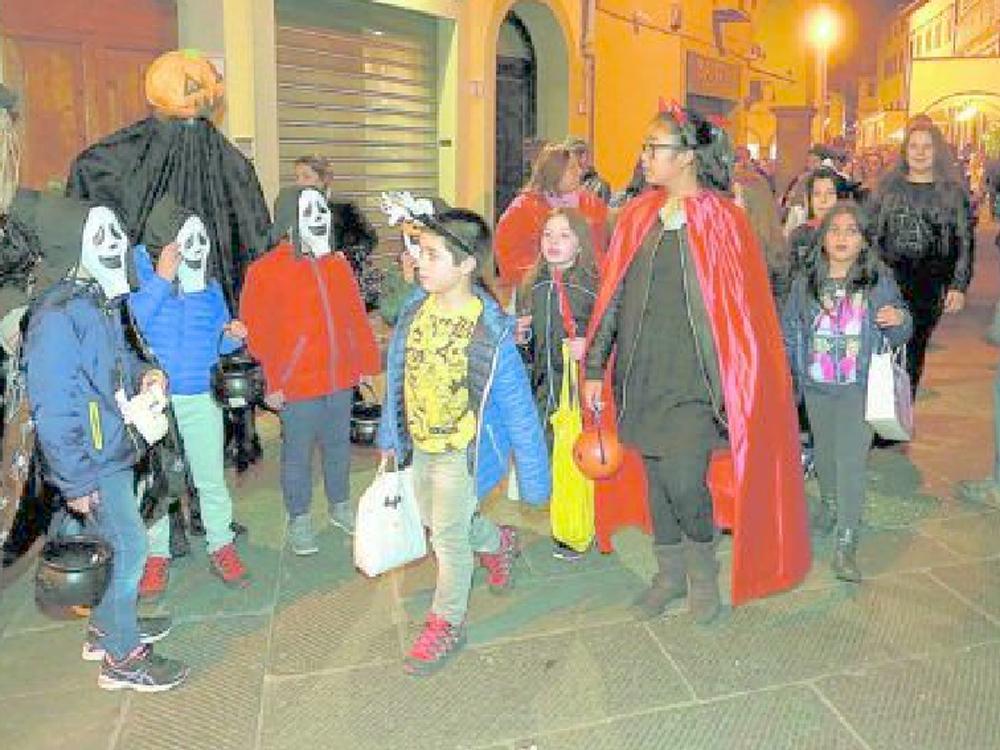 Bambini in maschera che festeggiano Halloween (foto arcbivio