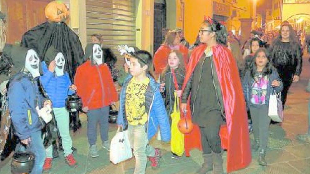 Bambini in maschera che festeggiano Halloween (foto arcbivio