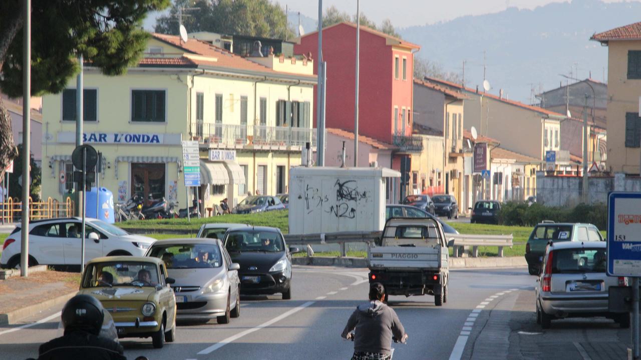 Il punto dove sorgerà la nuova rotonda ai piedi del cavalcavia (foto Ciurca/Paglianti)