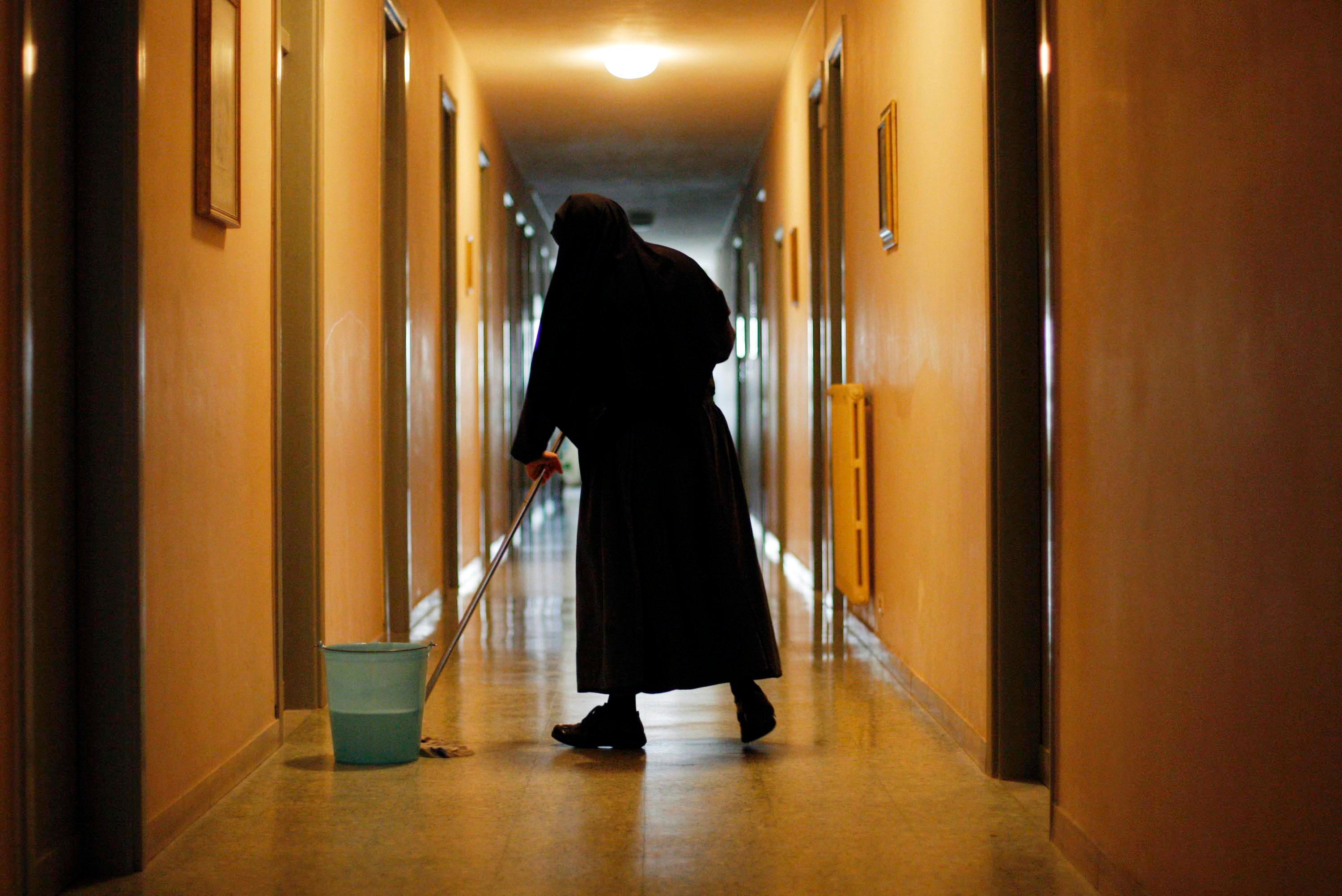 Da suora a badante: negato il permesso di soggiorno per lavoro 