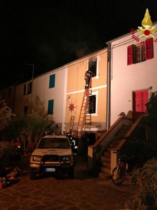 Incendio in una palazzina in Capraia: intervengono i vigili del fuoco 