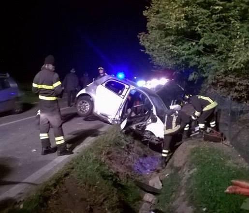 Schianto, auto pirata fugge