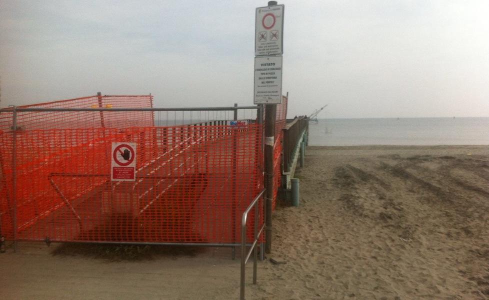 Transenne all’ingresso del pontile