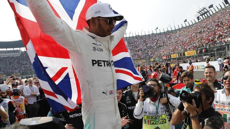Autoscontro al via, Hamilton campione