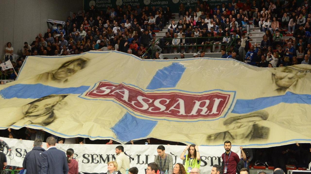 Fischi rossi e applausi biancoblù