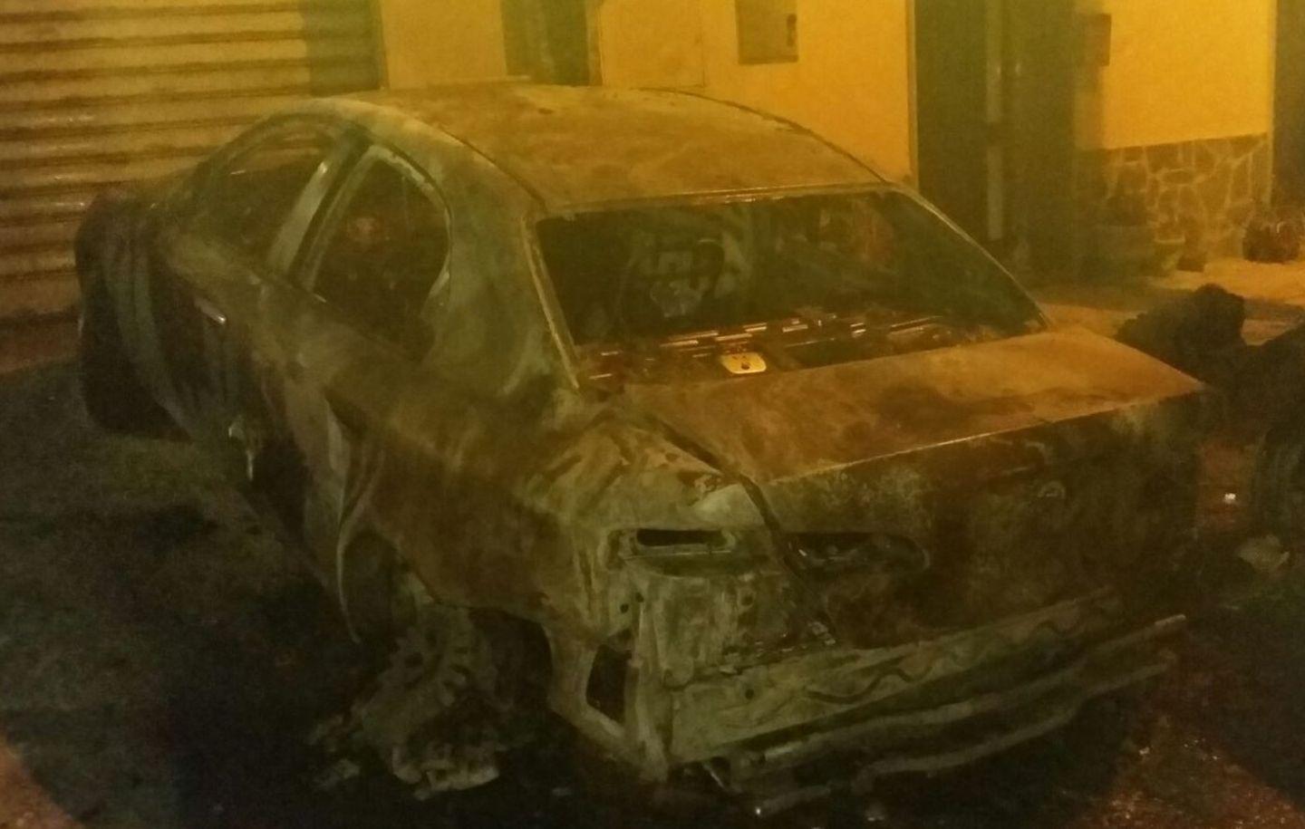 A fuoco tre auto in pieno centro a Bonorva 