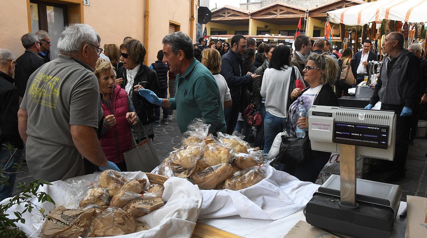 I visitatori sfidano il maestrale per il pane della tradizione