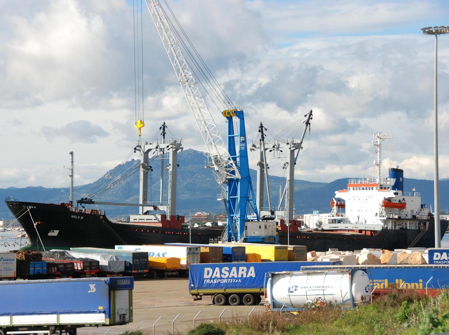 Trasporti, stamane sit in nell’area davanti al porto 