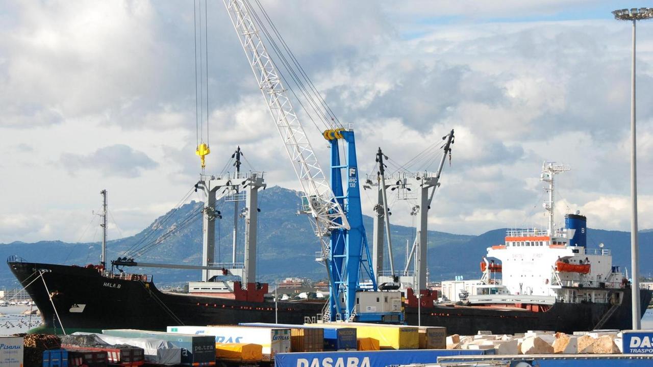 Trasporti, stamane sit in nell’area davanti al porto