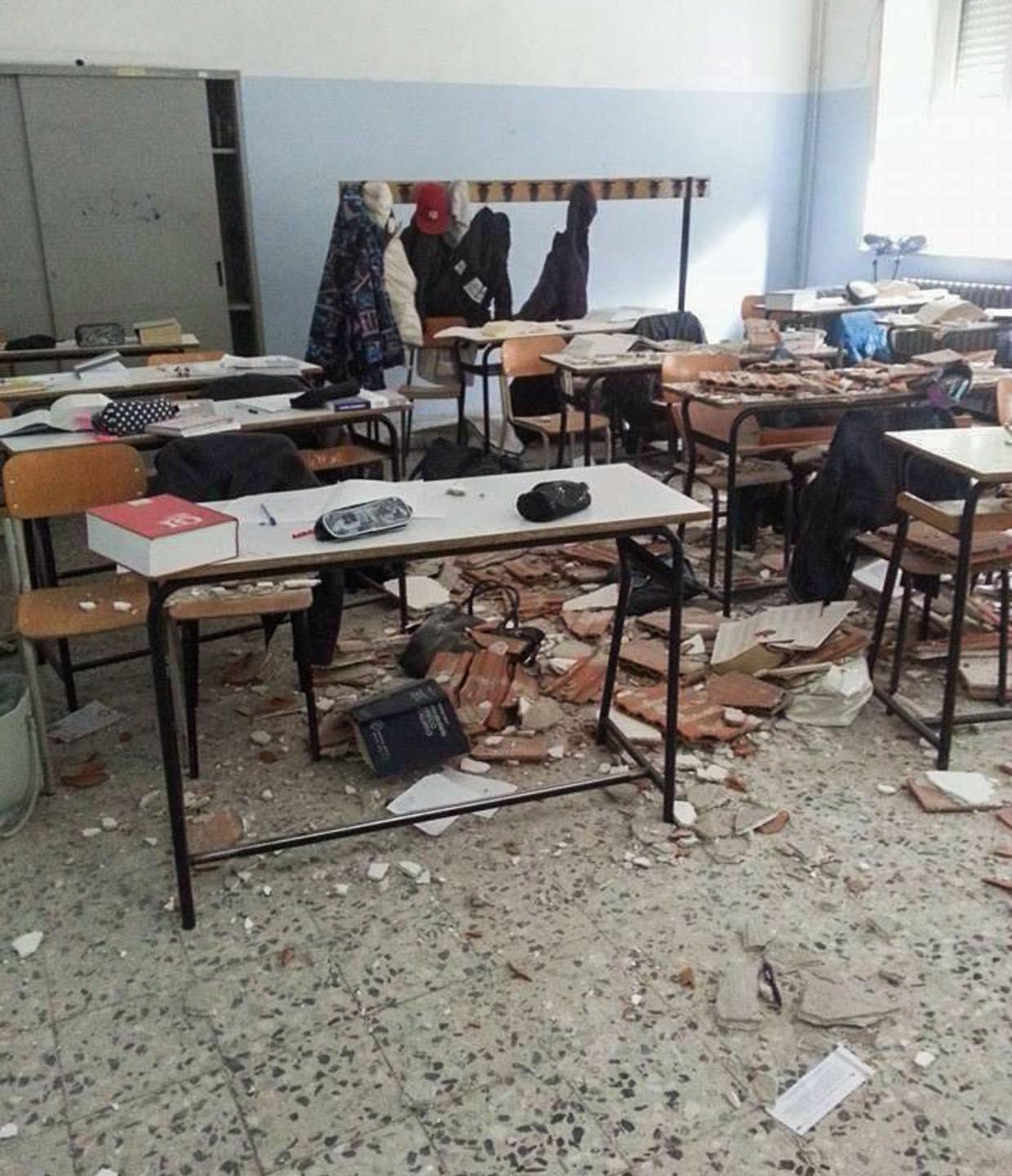 Gli effetti del crollo di un soffitto in un'aula di una scuola sarda