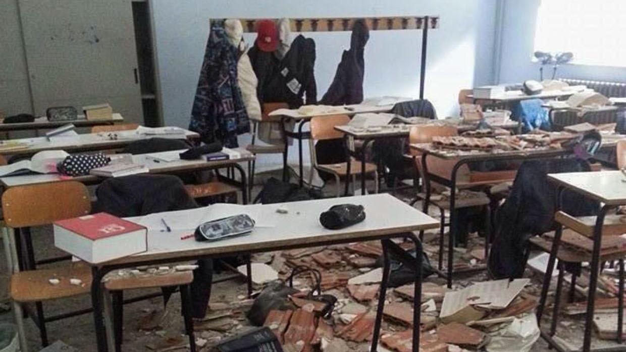 Gli effetti del crollo di un soffitto in un'aula di una scuola sarda