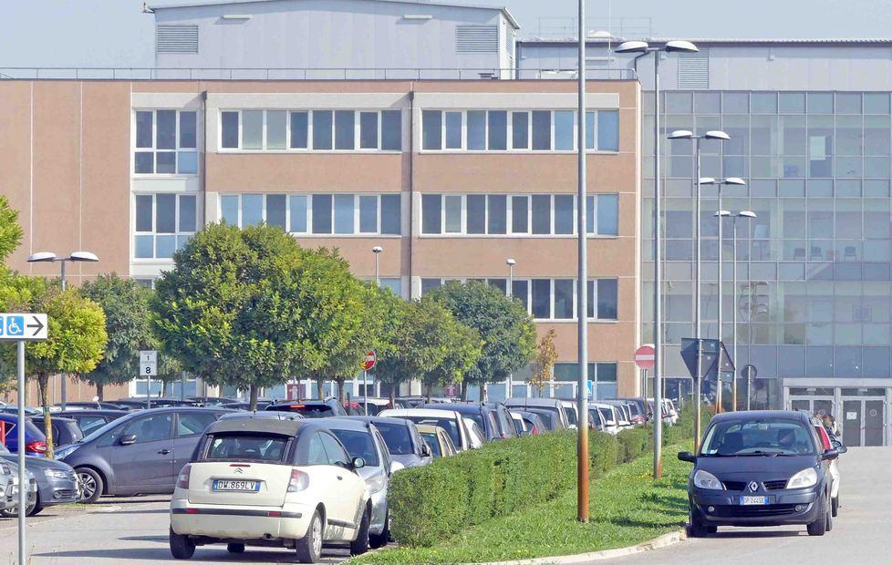 Parcheggi a Cona: «Ai lavoratori una sola area riservata non basta» 
