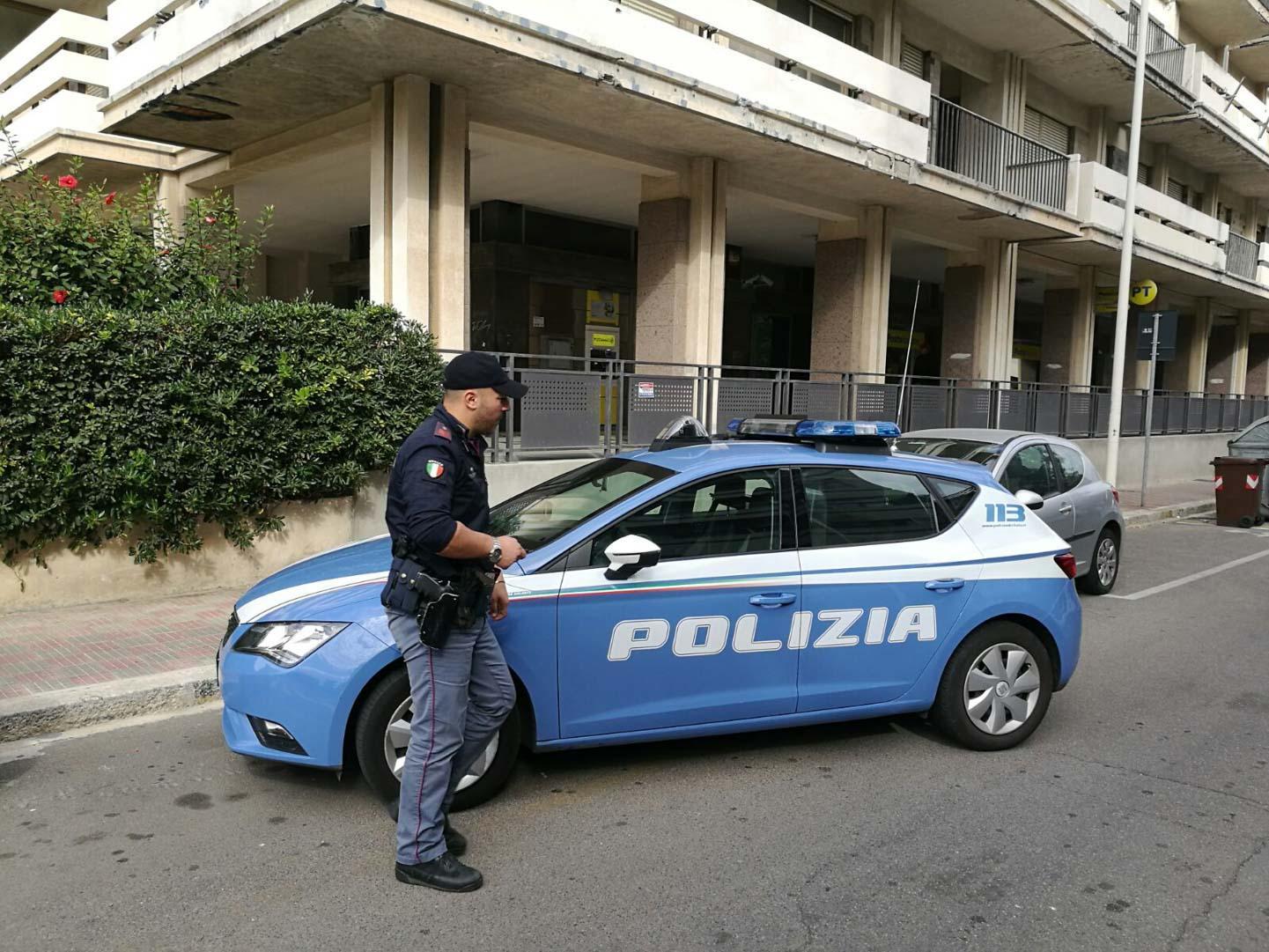 Un'auto della polizia davanti all'ufficio postale di via Zagabria