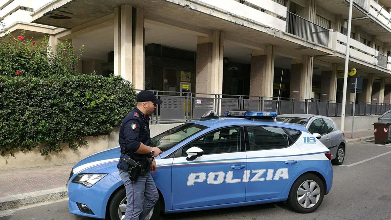 Un'auto della polizia davanti all'ufficio postale di via Zagabria