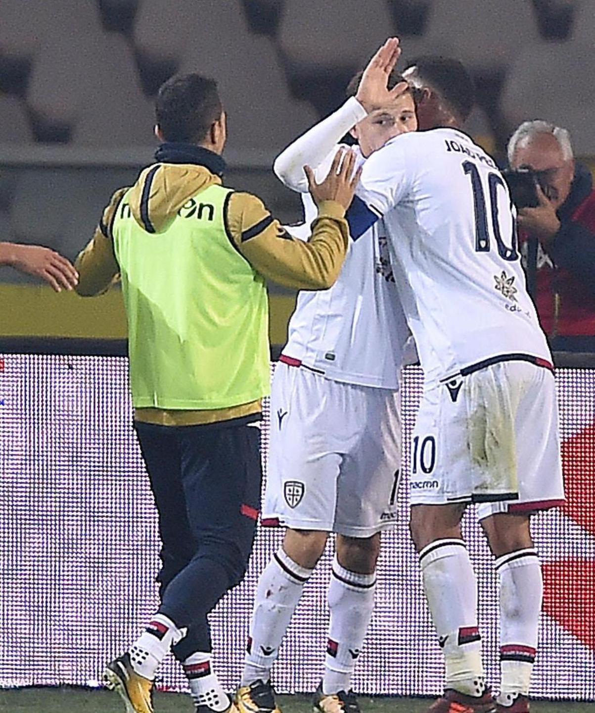 Joao Pedro abbraccia Barella dopo l'illusorio gol dell'1-0 a Torino