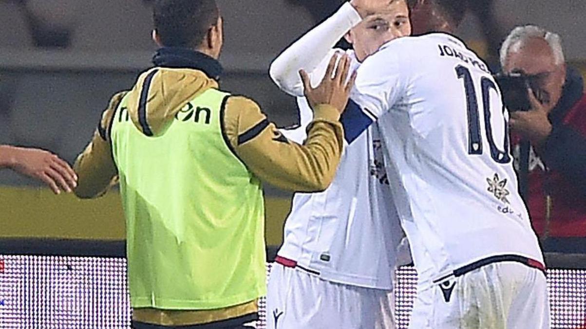 Joao Pedro abbraccia Barella dopo l'illusorio gol dell'1-0 a Torino