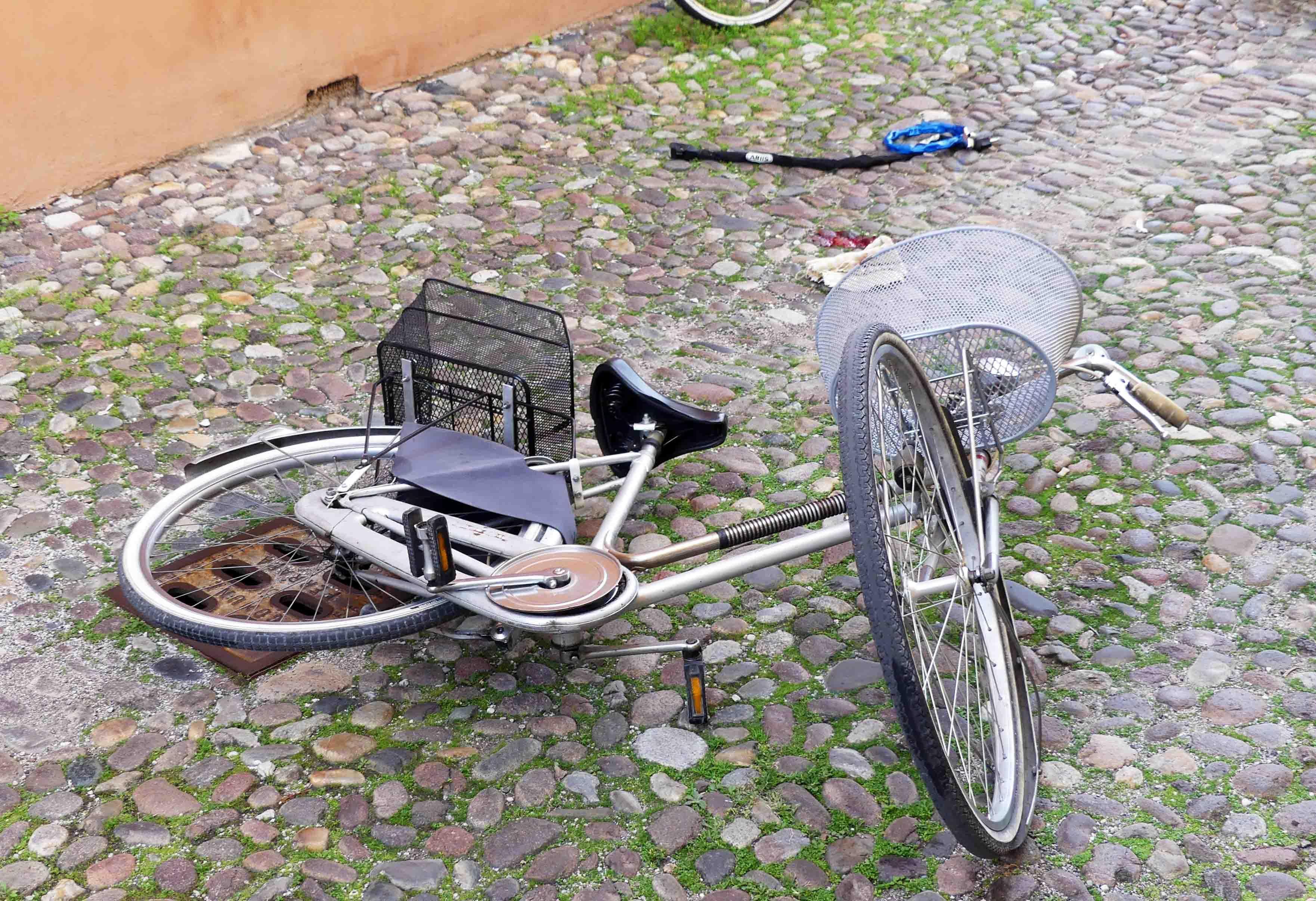 Sbalzato dalla bicicletta, ragazzino di undici anni finisce all'ospedale